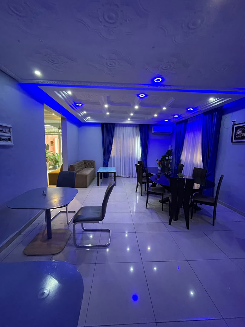 Salon intérieur du restaurant avec canapé et tables